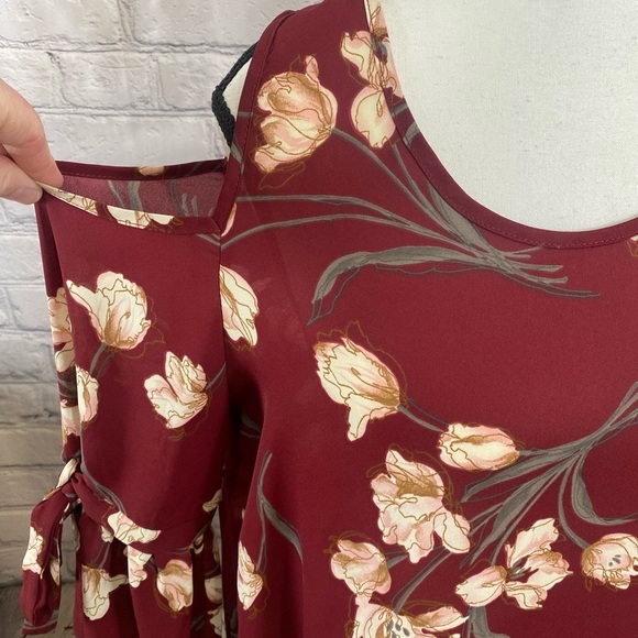 Sienna Sky Cold Shoulder Blouse size Medium - Picture 4 of 9